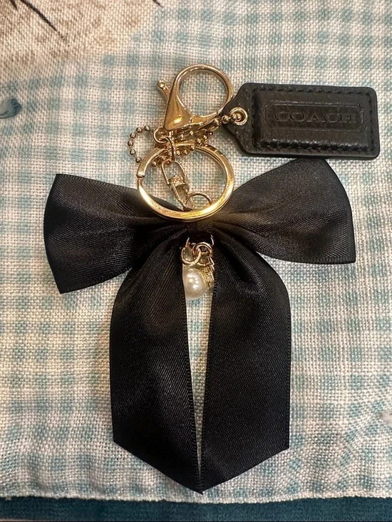 COACH Black 2”x1” Hangtag with Satin Bow Key Charm - Picture 1 of 3